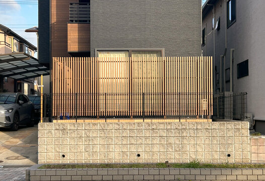 戸建て住宅の縦格子ルーバー型の目隠しフェンス(ブラウン/木目色)