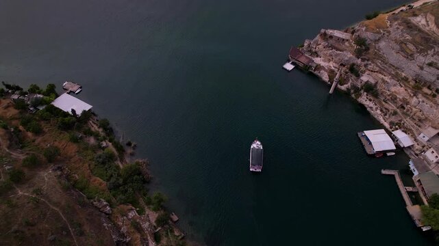 Experience a cinematic flight over the iconic half-submerged minaret of Savaşan Village in Halfeti. This footage highlights the haunting ruins and the turquoise depth of the Euphrates River.