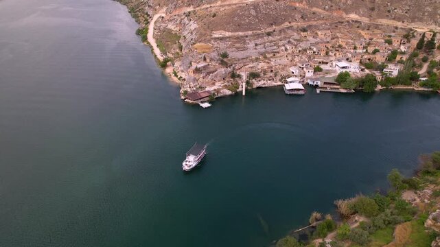 Experience a cinematic flight over the iconic half-submerged minaret of Savaşan Village in Halfeti. This footage highlights the haunting ruins and the turquoise depth of the Euphrates River.