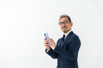 ビジネス　男性　スマートフォン　スマホ