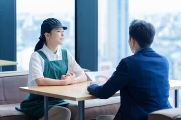 店長と面談をする飲食店のスタッフ