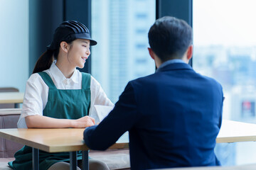 店長と面談をする飲食店のスタッフ