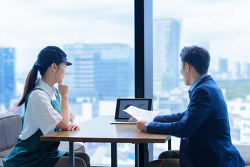 店長と面談をする飲食店のスタッフ