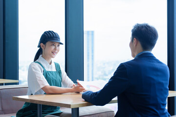 店長と面談をする飲食店のスタッフ