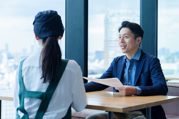 店長と面談をする飲食店のスタッフ