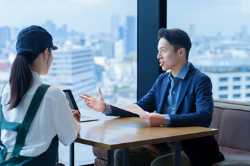 店長と面談をする飲食店のスタッフ
