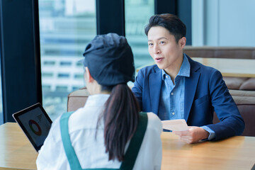 店長と面談をする飲食店のスタッフ