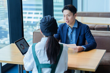 店長と面談をする飲食店のスタッフ