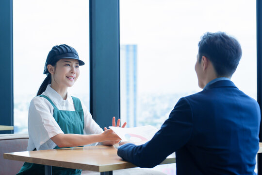支店長と面談をする飲食店のスタッフ