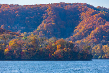 日本の風景・秋　福島県裏磐梯　紅葉の桧原湖
