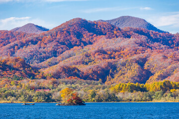 日本の風景・秋　福島県裏磐梯　紅葉の桧原湖
