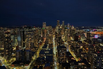 Obraz premium Seattle downtown skyline at blue hour with city lights, traffic and Lake Union park waterfront aerial view, Washington USA. g.