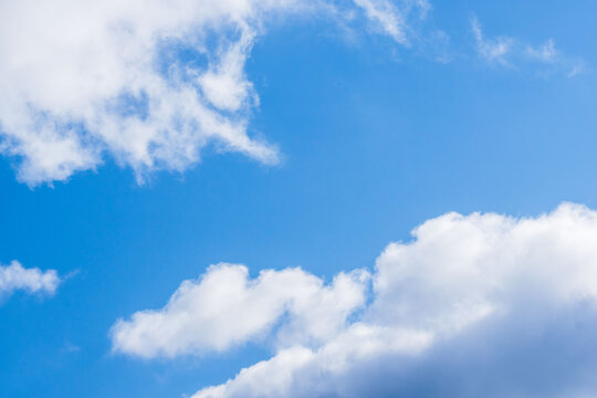 春の始まりの青空と雲の表情のクローズアップ83