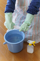 雑巾をしぼる｜床・フローリングの拭き掃除