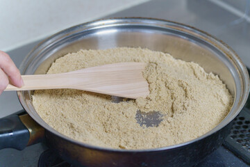 煎りぬか(炒りぬか)イメージ｜米ぬかをフライパンで煎る