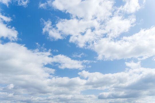 春の始まりの青空と広がる雲57