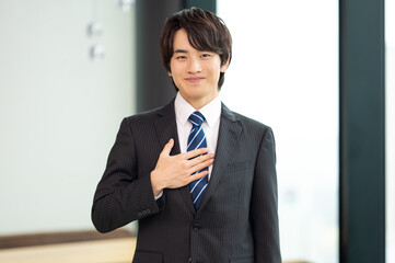 誠実なスーツ姿の若手ビジネスマン