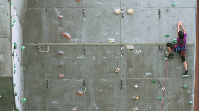 클라이밍을 하는 어린이(어린이+클라이밍+실내스포츠+암벽등반+운동)