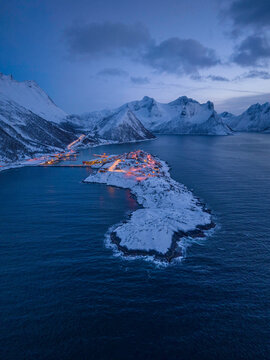 Isla de Husoy, en noruega, vista a&eacute;rea del fiordo en la noche