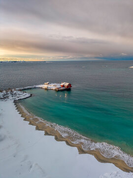 Casa en islote en playa nevada en Noruega