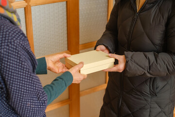 手土産を渡す日本の日常風景：世代を超えた心の交流と贈り物