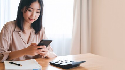 スマートフォンで家計管理をする若い女性の在宅ライフ