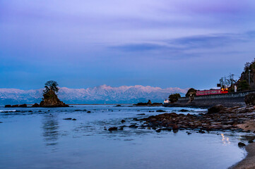 雨晴海岸から立山連峰夕景