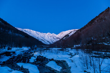 夜明けの白馬村から北アルプス不帰ノ嶮モルゲンロート
