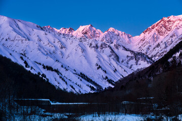 夜明けの白馬村から北アルプス不帰ノ嶮モルゲンロート