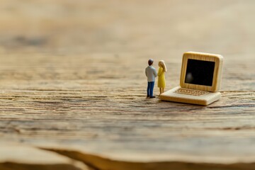 ミニチュアカップルと木製PC