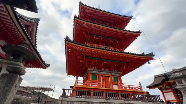 京都 清水寺と三年坂の伝統的な町並み 日本の歴史ある観光地