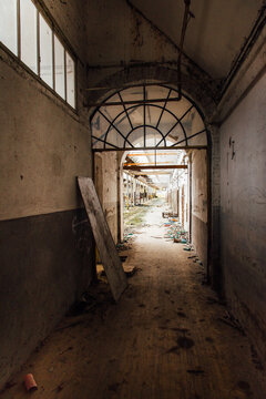 Ancienne industrie abandonn&eacute;e. Vieille usine textile de filature de Lorraine. Urbex dans un b&acirc;timent des Vosges. Int&eacute;rieur vandalis&eacute;. Couloir angoissant