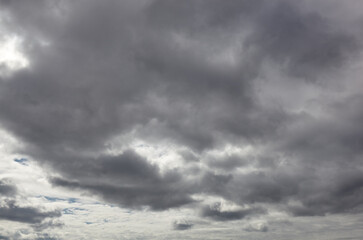 Obraz premium Dramatic dark clouds before rainy. Beautiful cloudscape over horizon, sky
