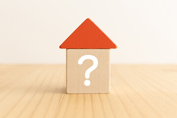 木製の積み木の家に疑問符　クエスチョンマーク　？　はてなマーク　住宅についての質問イメージ