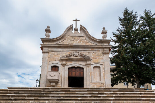 Fachada barroca da Capela do Calv&aacute;rio em Penedono, com o seu v&eacute;rtice encimado pela cruz e a sua escadaria monumental num dia de c&eacute;u nublado