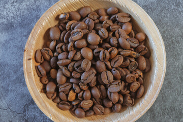 Fototapeta premium coffee beans in a wooden bowl
