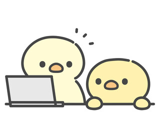 ノートパソコンで作業するひよこを横から見ているひよこの手書きイラスト   © Nitomaru