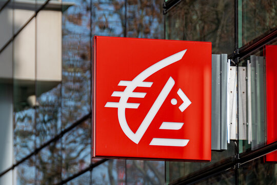 Paris, France - 5 mars 2026: Enseigne et logo &agrave; l'ext&eacute;rieur d'une agence Caisse d'Epargne, banque commerciale fran&ccedil;aise du groupe BPCE, constitu&eacute;e autour de quinze caisses d'&eacute;pargne r&eacute;gionales