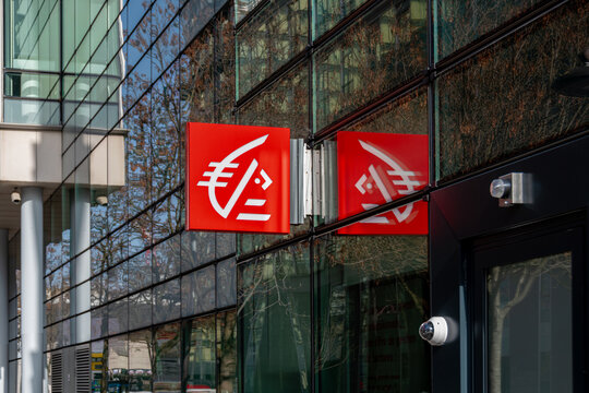 Paris, France - 5 mars 2026: Enseigne et logo &agrave; l'ext&eacute;rieur d'une agence Caisse d'Epargne, banque commerciale fran&ccedil;aise du groupe BPCE, constitu&eacute;e autour de quinze caisses d'&eacute;pargne r&eacute;gionales