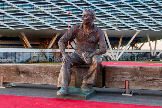 Bronzestatue von Adidas-Firmengr&uuml;nder Adi Dassler vor dem Arena Geb&auml;ude auf dem Unternehmenscampus der Adidas AG auf der Herzo-Base am Hauptsitz des DAX-Unternehmens in Herzogenaurach. 