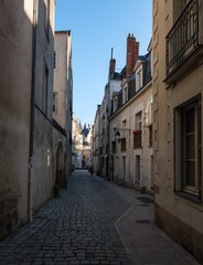 Obraz premium Ruelle pavée pittoresque et commerces menant au Château des ducs de Bretagne