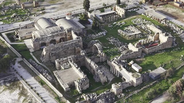 Cinematic aerial drone video of Hierapolis Antik Kenti and Pamukkale travertines in Denizli, Turkey, showcasing the Roman theater, columns, ruins, and dramatic landscape from above.