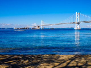 香川県の瀬戸大橋と瀬戸内海　青空と海の風景