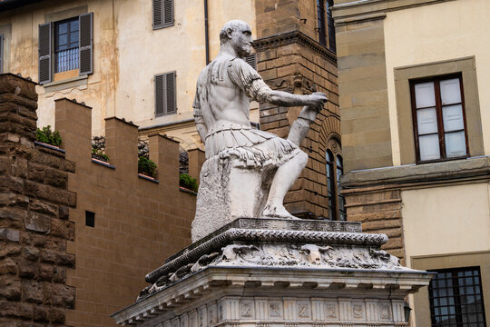 The marble Monument to Giovanni delle Bande  in Piazza San Lorenzo, Florence. A tribute to the Renaissance condottiero. Firenze,Italy 04.01.2026 
