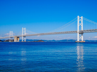 Obraz premium 香川県の瀬戸大橋と瀬戸内海 青空と海の風景