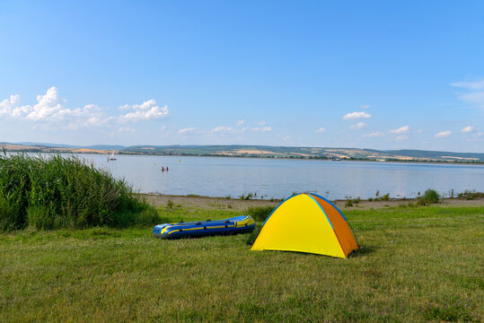 Zelten an der Talsperre Kelbra im Sommer