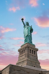 Fototapeta premium statue of liberty at sunset