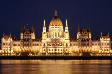 Obraz premium Majestic Hungarian Parliament Building at Night
