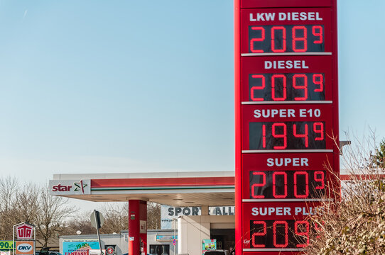 Tankstelle mit Preistafel - Preisexplosion an der Zapfs&auml;ule 2026