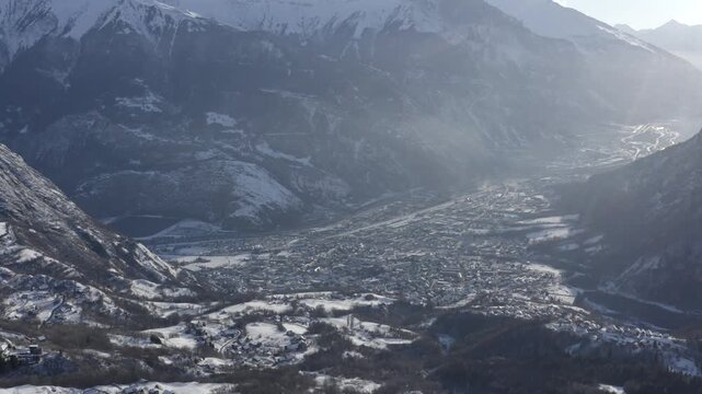 Panoramique vall&eacute;e de Saint jean de Maurienne enneig&eacute;e 